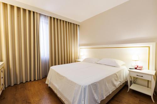 Riverside rooms at Hotel Fieri in フィエル