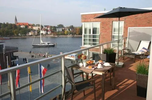 Apartment 38 "Skippers Topp", Apartmenthaus Hafenspitze,Blickrichtung InnenstadtBinnenhafen in Eckernförde, Deutschland