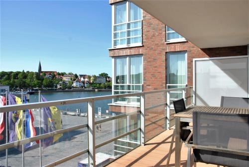 Apartment 29 "Heimathafen 29", Apartmenthaus Hafenspitze, Blickrichtung InnenstadtBinnenhafen in Eckernforde
