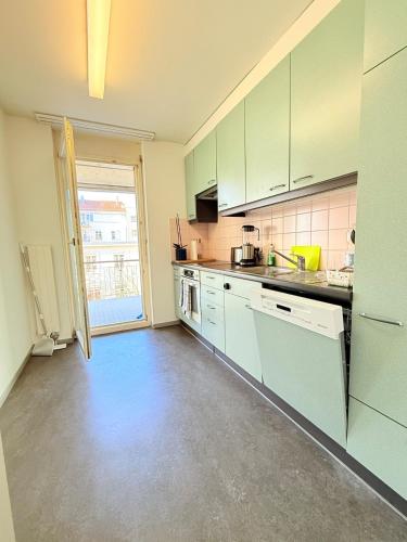 Very nice flat 80 meter from SBB in Basel, Schweiz