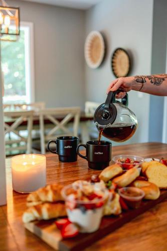 Hygge Blue Chalet - Close to all attractions - XL Hot Tub in Sevierville, USA