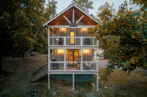 Hygge Blue Chalet - Close to all attractions - XL Hot Tub in Sevierville, USA