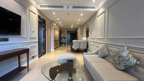 Classic One-Bedroom Apartment with King Bed room in 2 Bedroom Luxury Condo Free Airport pick up