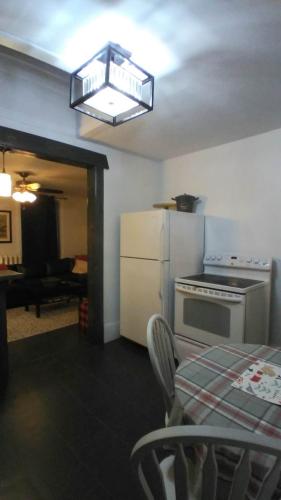Konyha, Charming Century 2 Bedroom Downtown New Liskeard in Temiskaming Shores (ON)