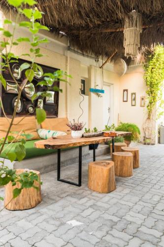 Private Cottage with bbq area 5 min walk to beach!, Dubai
