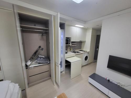 1-2516 #Sinnonhyeon Stn Exit 9, 1-min #Gangnam Stn, 5-min #OTT #Concierge Gangnam Managed 4