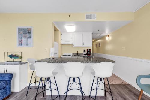 Oceanfront condo Steps to the beach w No Resort Fees in Myrtle Beach, USA