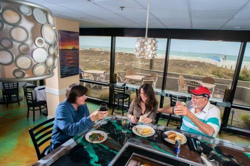 Pub/Ruang Rehat, Shell Island Resort - All Oceanfront Suites in Wrightsville Beach (NC)