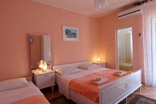 Apartment and Rooms Toka