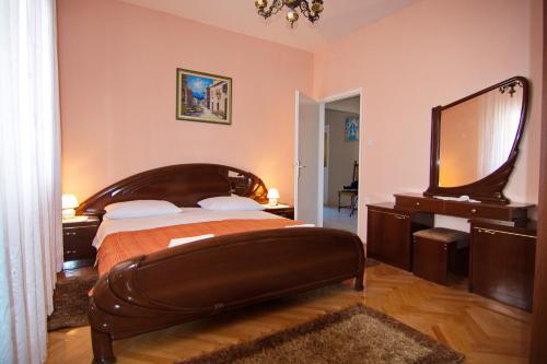 Apartment and Rooms Toka
