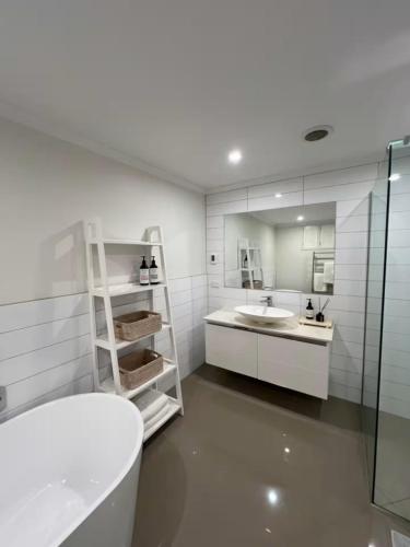 Auckland Coastal Hideaway Castor Bay Beach, Auckland (photo 6)