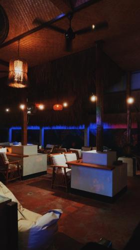 诺亚方舟大麻吧餐厅旅舍 (Noah’s Ark Cannabis Bar Restaurant Hostel) in 拉迈海滩