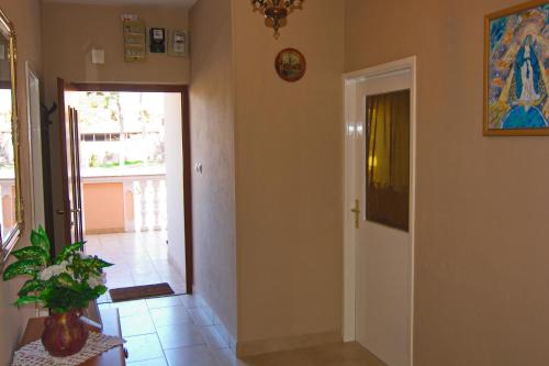 Apartment and Rooms Toka 1