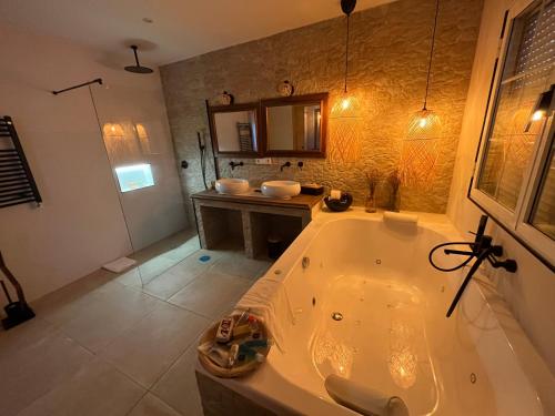 熱水浴缸, Villa Mercedes in 阿爾加馬西利亞德卡拉特拉瓦