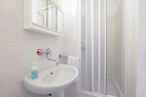 Single Room image 6