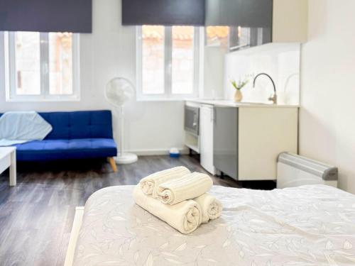 Six-Bedroom House image 3