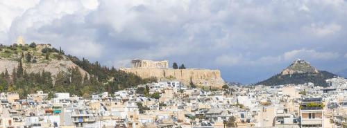 Urban Oasis with Acropolis Views by GHH, Ateny