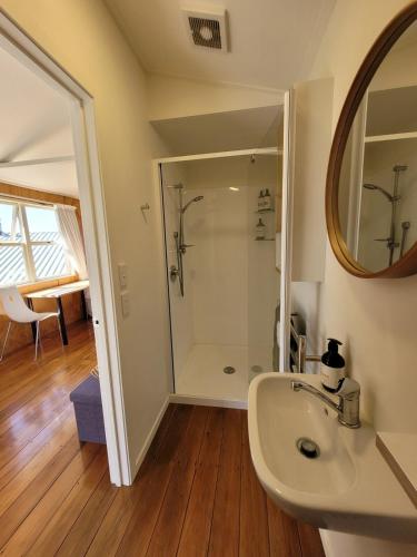 This peaceful, serene cabin overlooks Nelson with views out to the sea in Nelson South