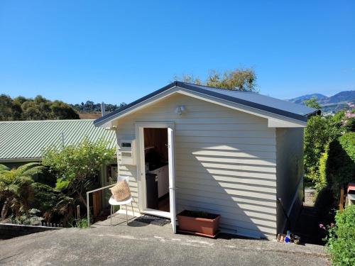This peaceful, serene cabin overlooks Nelson with views out to the sea in Nelson South