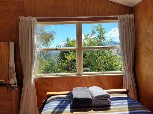 This peaceful, serene cabin overlooks Nelson with views out to the sea in Nelson South