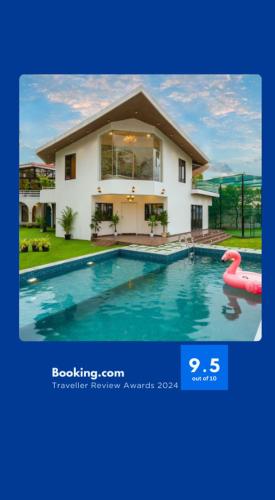 EKOSTAY - 8BHK La Flamingo Villa with Private Turf, Lonavala