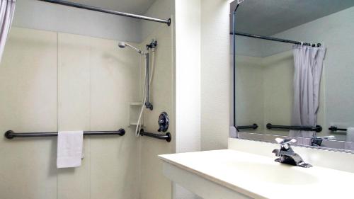 Motel 6 Normal, IL - Bloomington Area - 화장실