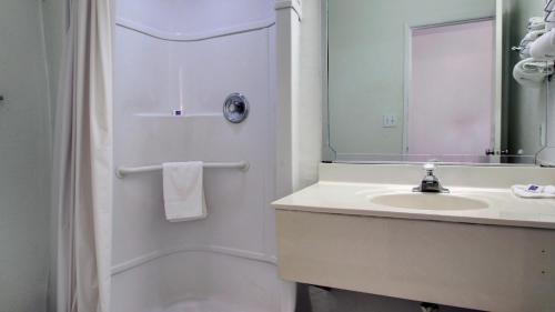 Motel 6 Normal, IL - Bloomington Area - 화장실