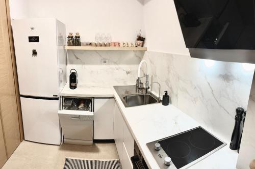 Capital Apartment Tirana, Тирана (фото 11)