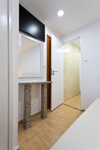 Economy Double Room image 5