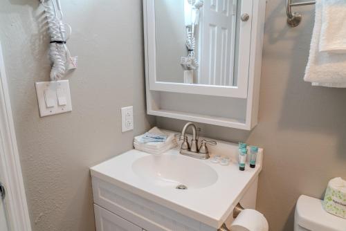 Nicely Updated Direct Ocean Front Studio with Panoramic Views Palace Resort 2101 - image 3