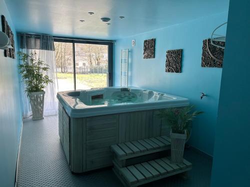 Karstais baseins, La Villa Bleue in Kadeaka