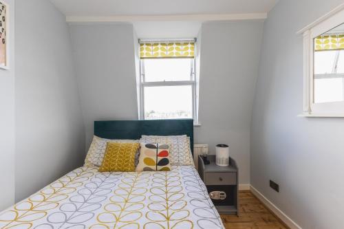 Luxurious 1-Bedroom Flat in Kensington Olympia-W14, Londýn