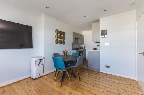 Luxurious 1- Bedroom Apartment in Kensington - image 12