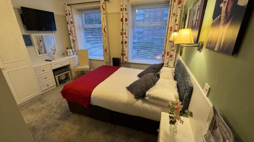 Standard Double Room image 10