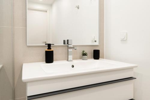 Apartment with City View and Free Parking, Tallinn (photo 7)