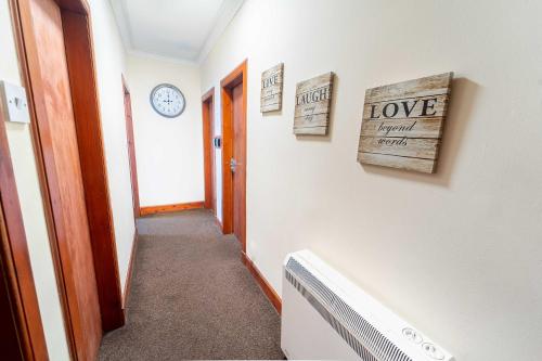 Exterior view, Prime location rooms in high street in Fort William