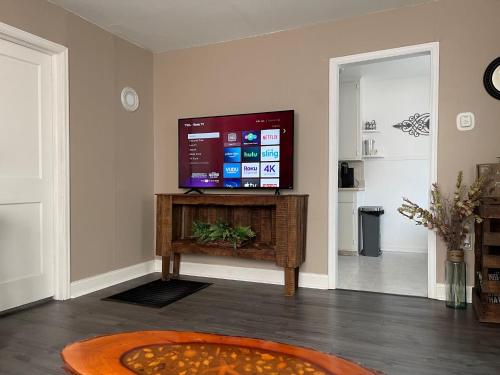 Everything you need - 1 BR 1 BA WIFI SMART TV QN Bed Coffee Everything you need - 1 BR 1 BA WIFI SMART TV QN Bed Coffee