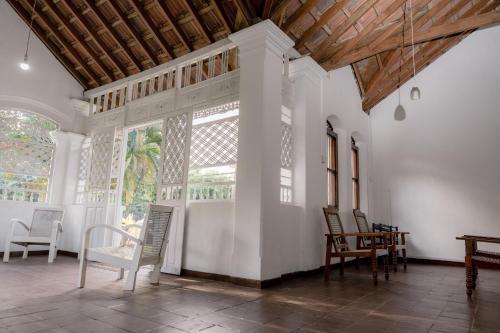 Colonial Bungalow - image 3