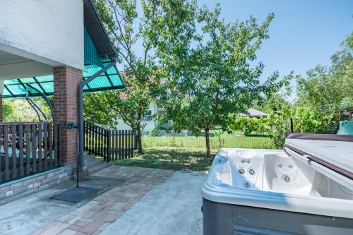 อ่างแช่น้ำร้อน, Napsugár Vendégház (Napsugar Vendeghaz) in โปรอสซโล่