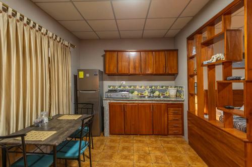 Mini Suite Queen & Twin Sofa Bed & Kitchen - AIR CONDITIONING