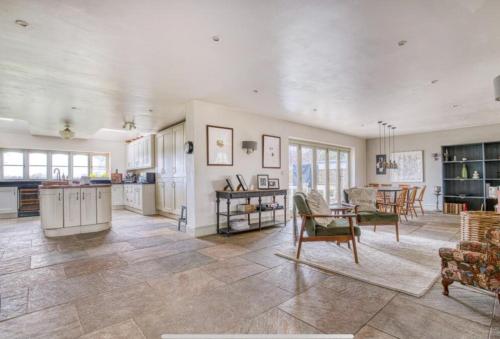 Elmcroft, Large House with Shepherds Hut in Gillingham Town