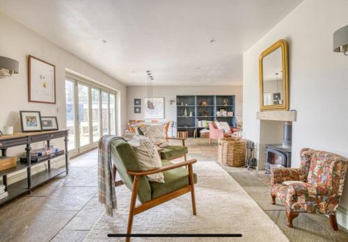 Elmcroft, Large House with Shepherds Hut in Gillingham Town