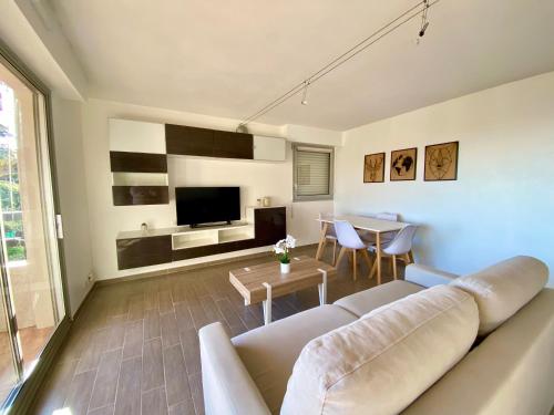 Joli 2 pièces parc piscine vue mer (Joli 2 pieces parc piscine vue mer) in Vence