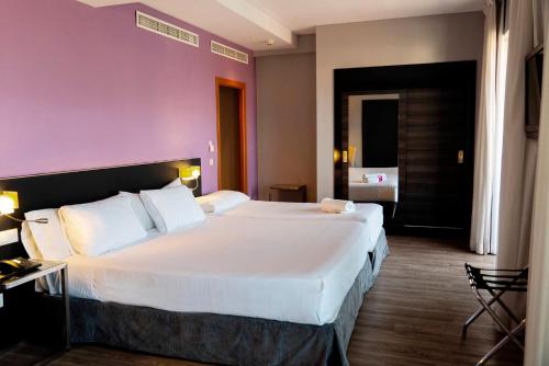 1 double bed, 1 twin bed