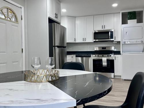 Modern 2BR Stylish Retreat Unit A Upstairs in Fulton Country Airport