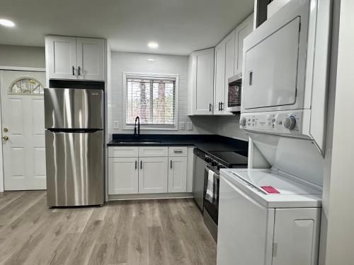 Modern 2BR Stylish Retreat Unit A Upstairs in Fulton Country Airport