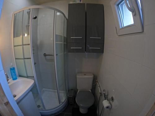 Chambre 4 personnes 2 lits proche métro 5 - salle de bain, toilettes et cuisine sont commune 5