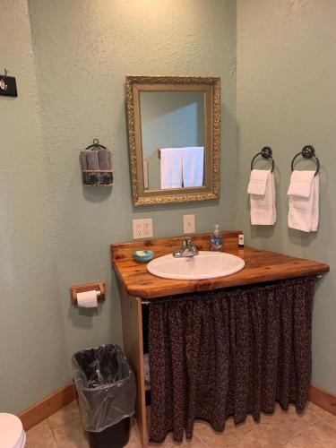 Quiet Country Comfort w Long Views Quiet Country Comfort w Long Views