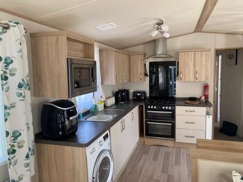 virtuve, 2 Bed Static Caravan sleeps 6 Saxmunham in Rendham