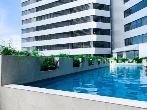 Suite de Lujo con Vista Panorámica Piscina y Gym - image 2